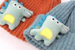 Beanies Kinder (2-7 Jahre) Mütze Für Winter Mit Niedlichen Dino Motiv -Dinosaurier-Spielzeug product image 1610351005